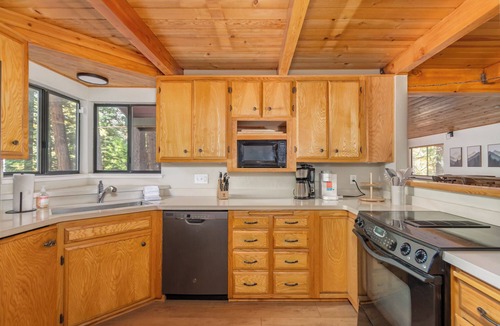 Arnold Cabin | The Play Pen- Hot Tub/Sleeps 15