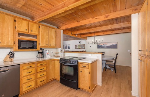 Arnold Cabin | The Play Pen- Hot Tub/Sleeps 15