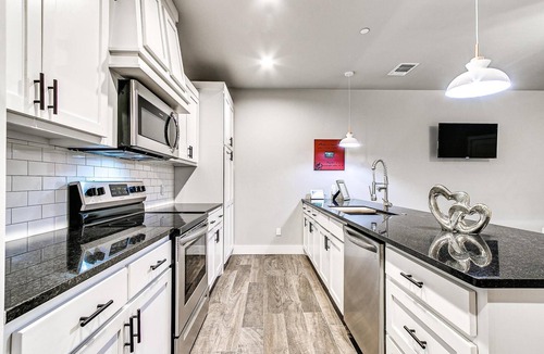 Asian District Condo | The Plaza VIP Lodge 3 Bedroom Condo #H2