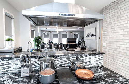 Whittier House | The Pleasant Mansion 6BR (Uptown/Downtown) by Lux Life