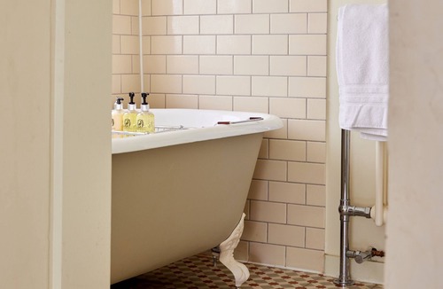 Kelmscott Hotel | The Plough Inn