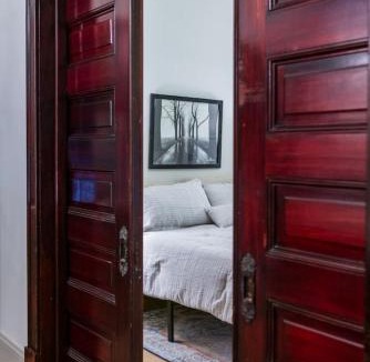 Sedalia Apartment | The Plum Suite