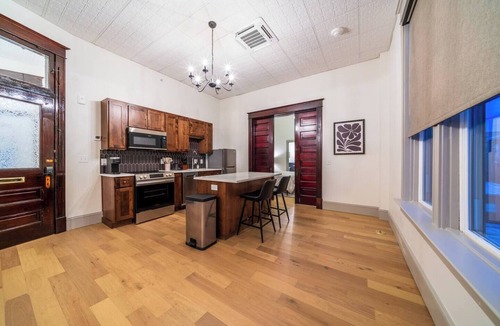 Sedalia Apartment | The Plum Suite