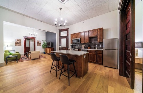 Sedalia Apartment | The Plum Suite