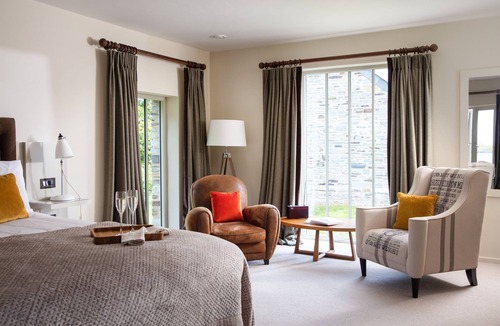 Mitchell Hotel | The Plume of Feathers