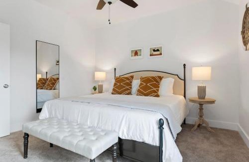 Fredericksburg House | The Point Serene Hill Country Views with Pool & Hot Tub