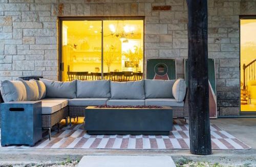 Fredericksburg House | The Point Serene Hill Country Views with Pool & Hot Tub
