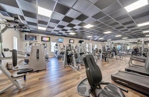 Huddleston House | The Pointe - Peaceful resort studio, beach, game room & lake access