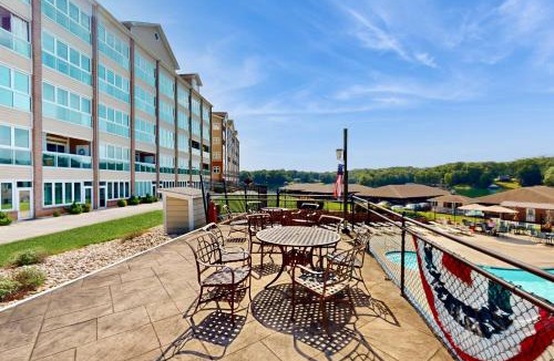Huddleston House | The Pointe - Peaceful resort studio, beach, game room & lake access