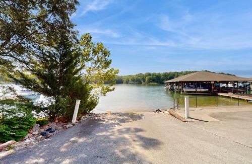 Huddleston House | The Pointe - Peaceful resort studio, beach, game room & lake access