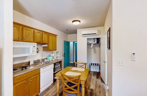 Huddleston Apartment | The Pointe - Peaceful resort studio, beach, game room & lake access