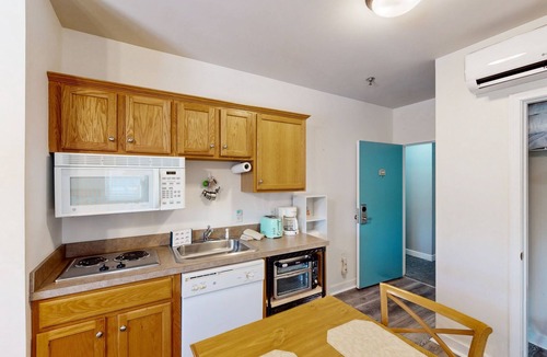 Huddleston Apartment | The Pointe - Peaceful resort studio, beach, game room & lake access
