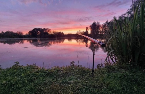 Chessy-les-Pres Cabin | The pond caravan