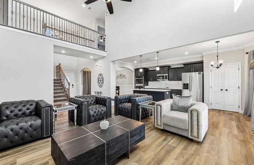 Clarksville House | The Pond House | 5BR Retreat w/Scenic Views