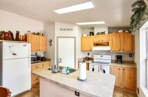 Parks House | The Ponderosa Scenic Forest Views Fire Pit BBQ Pet-Friendly Now with Wi-Fi