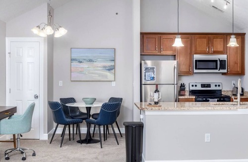 Westerville Apartment | The Pondview Penthouse | King Bed | Balcony | W/D