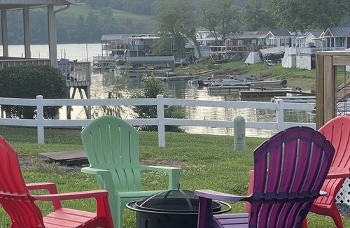 Dandridge Cottage | The Pontoon! Family-friendly tiny Cottage overlooking lake cove!