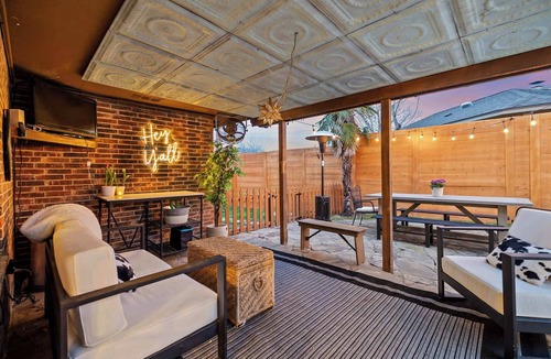 West Oak Hill House | The Pool & Gaming Retreat - Hot Tub, Arcade & More