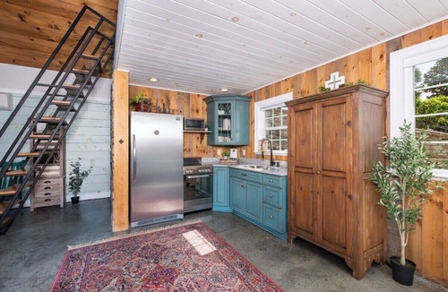 Swoope House | The Pool House: 30+ Day Stays & 15 mins downtown