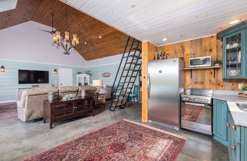Swoope House | The Pool House: Mtn Views & 15 Mins to Downtown