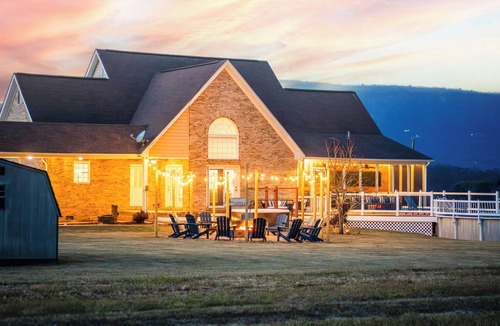 Luray House | The Pool is Open! Epic Views, Hot Tub, Arcade, Fire Pit, Movie Room, and more!