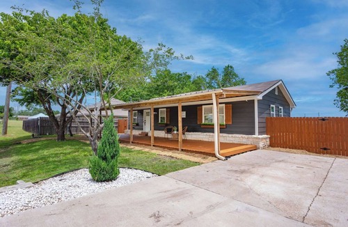 Waco House | The Porch- A cozy stay just 5 mi to BU/Magnolia/Downtown