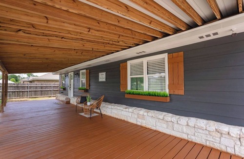 Waco House | The Porch- A cozy stay just 5 mi to BU/Magnolia/Downtown