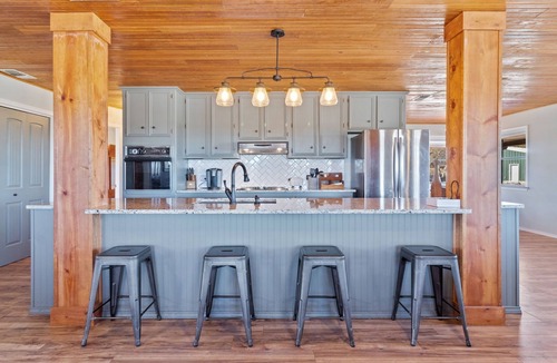 Harper House | The Porch & Prairie Ranch, Sleeps 20! Peaceful Oasis, Pool, Jacuzzi, Events!