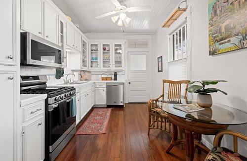 Clarksville House | The Porch - Walk to 6th Street