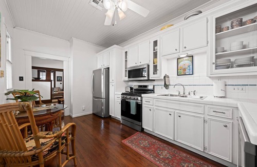 Clarksville House | The Porch - Walk to 6th Street