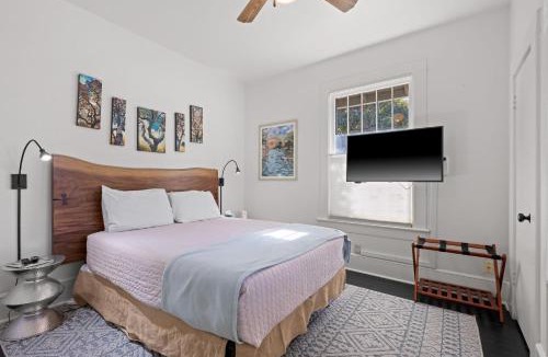 Clarksville House | The Porch - Walk to 6th Street