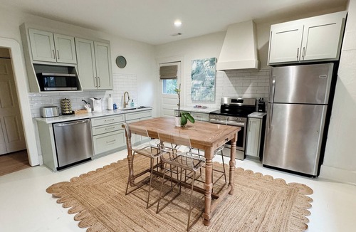 Griffin Apartment | The Portico - 2 BR 1 BA Apt