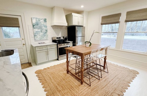 Griffin Apartment | The Portico - 2 BR 1 BA Apt