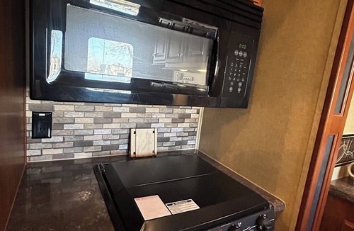 Victoria House | The Premier Victoria Tx RV ,No Cleaning Fee,King Bed, Sectional Couch