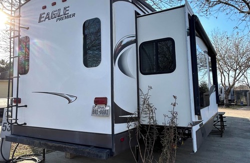 Victoria House | The Premier Victoria Tx RV ,No Cleaning Fee,King Bed, Sectional Couch