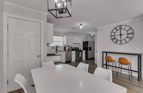 DeSoto House | The Prestige Poolside Escape - 5BR w/Cinema & Gaming