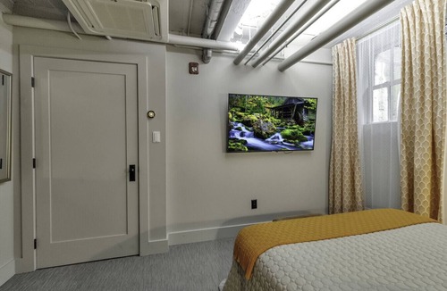 East Aurora Hotel | The Pretty Boy Floyd Room @ The Bank