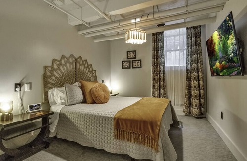 East Aurora Hotel | The Pretty Boy Floyd Room @ The Bank