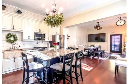 Soulard House | The PS House: Hot Tub, Pool Table, Walk Score 93, Historic home w modern updates