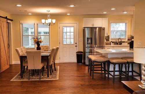 Summerville House | The Pullman Mod: Stylish 4br