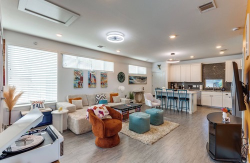 MLK House | The Q - Austin Spa, Sauna, Gym, Backyard 7 Bed UT Home ATX