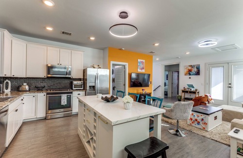 MLK House | The Q - Austin Spa, Sauna, Gym, Backyard 7 Bed UT Home ATX