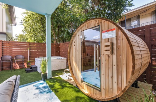 MLK House | The Q - Austin Spa, Sauna, Gym, Backyard 7 Bed UT Home ATX