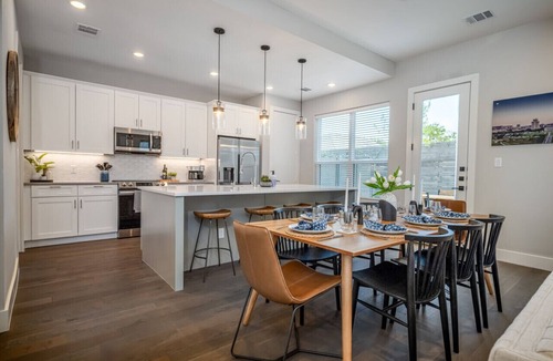 College Station House | The Quad: 4 Modern Suites, Private Yard & Grill, 2 Miles to Kyle Field