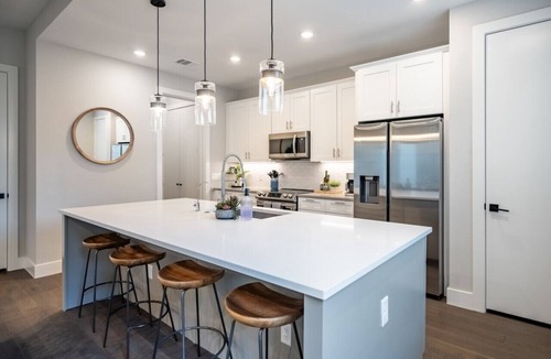 College Station House | The Quad: 4 Modern Suites, Private Yard & Grill, 2 Miles to Kyle Field