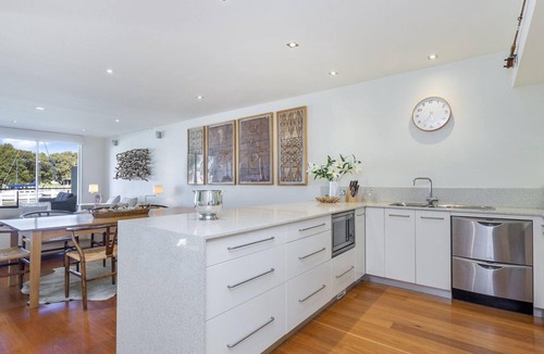 Port Fairy House | The Quarter Deck - This riverfront townhouse is modern, fresh and spacious