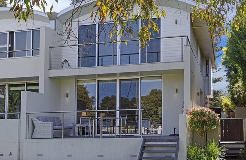 Port Fairy House | The Quarter Deck - This riverfront townhouse is modern, fresh and spacious