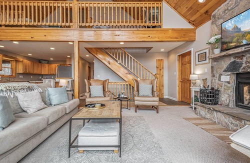Paradise Point House | The Quarterdeck | Pet Friendly, Mountain Views!
