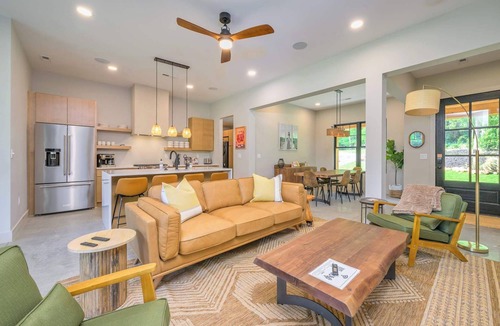 Mount Mourne House | The Quartz Palace - Lakefront Energetic Oasis