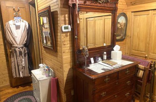 Bellefonte Bed & Breakfast | The Queen, A Victorian Bed & Breakfast